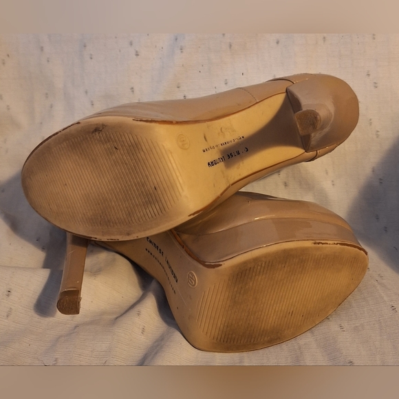 🐼CHINESE LAUNDRY women's beige heels. Close toed with buckle straps. Size 10 - Picture 9 of 11